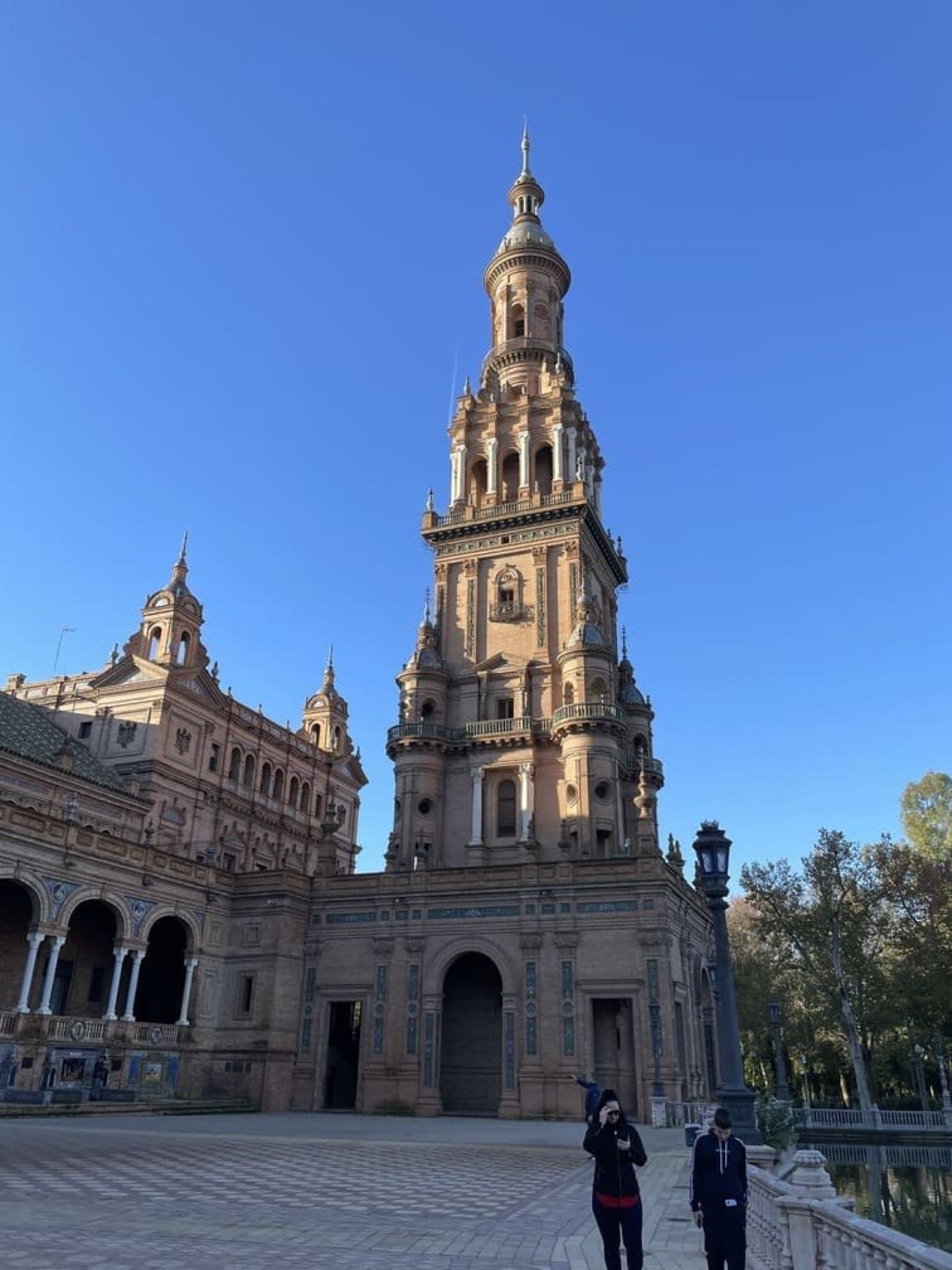 Torre de la Plaza de España de Sevilla bajo un cielo azul